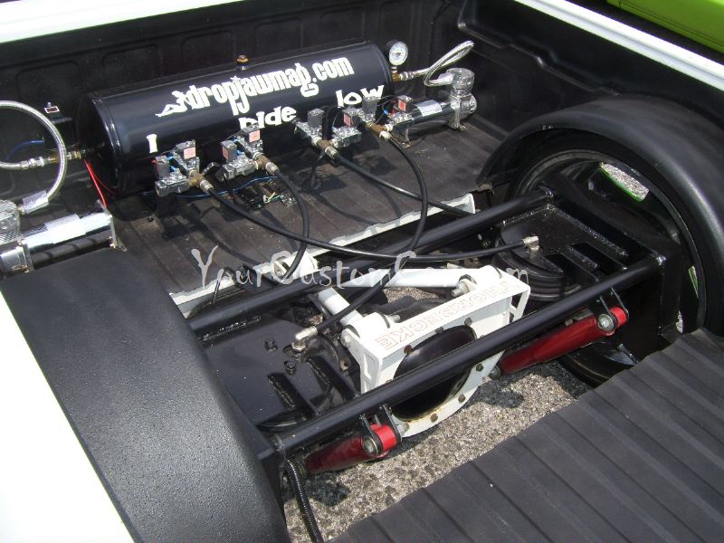 Схема установки пневматической подвески на примере заднеприводного легкового автомобиля.
